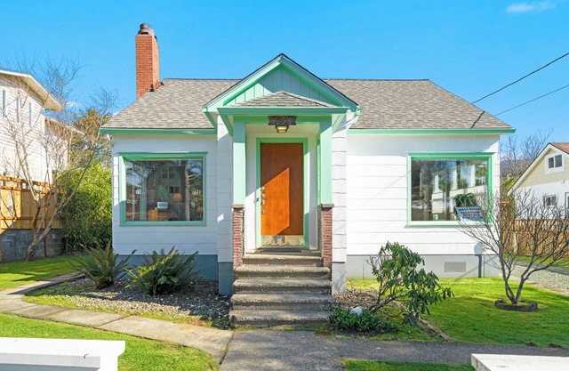 3BR Breaker Ave Getaway Steps from Sand Large Yard Pet-Friendly Perfect for Families