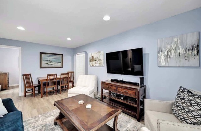 3BR Home Near Lambeau Hot Tub Kids & Dogs OK