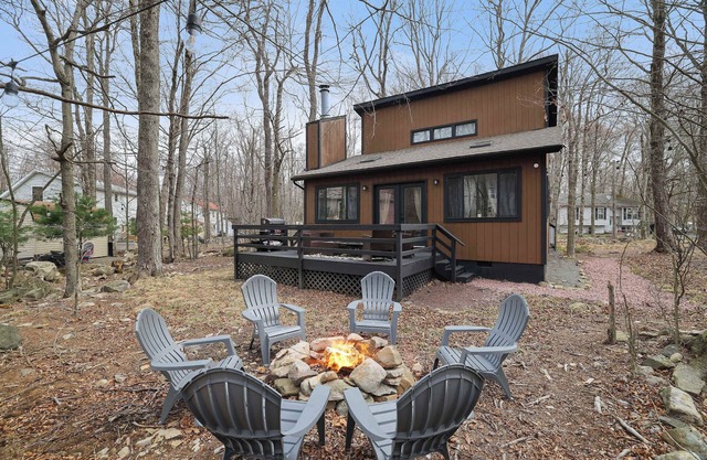 3BR Home w/Outdoor Fun~Lake~Fire Pit~Games~Grill
