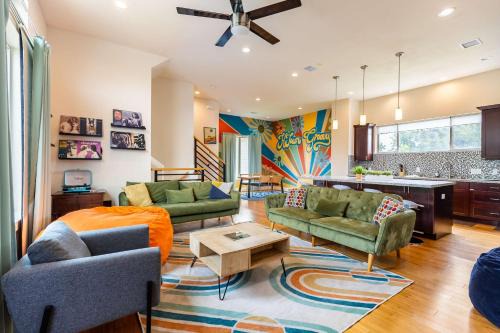 3BR Houston House with Rooftop & Skyline View