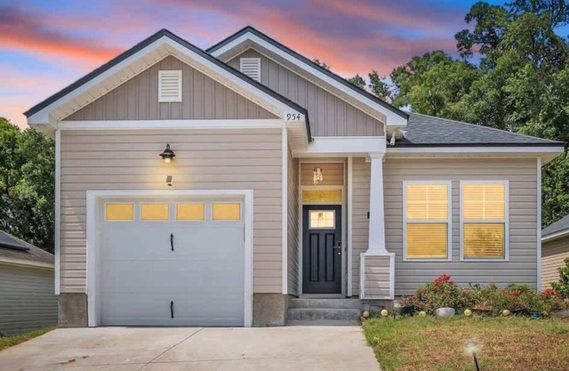 3BR LuxHome mins to FSU, King Bed, Cute Backyard