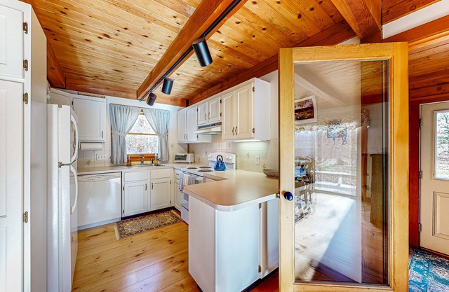 3BR on 4 acres with yard games, private beach access to Black Point Beach
