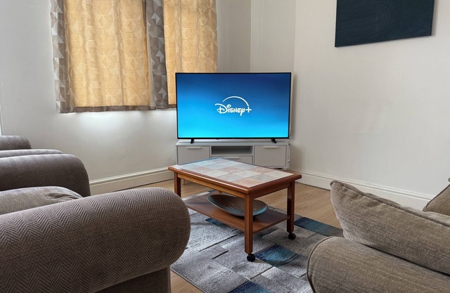 3BR-Sleep 10– Near Stadium,Centre & M-Links - Contractors/Corporate & Families