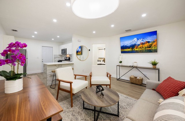 3BR Smart home, close to airport, Fast WiFi, Free private parking, Patio & Grill