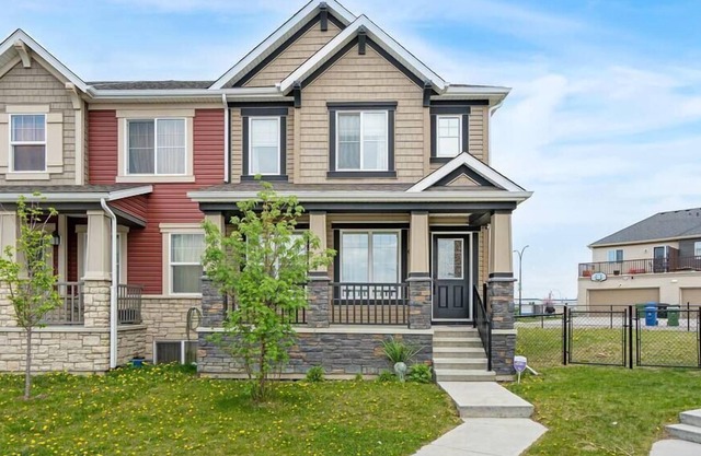 3BR Townhouse with Yard, AC, Patios & Garage