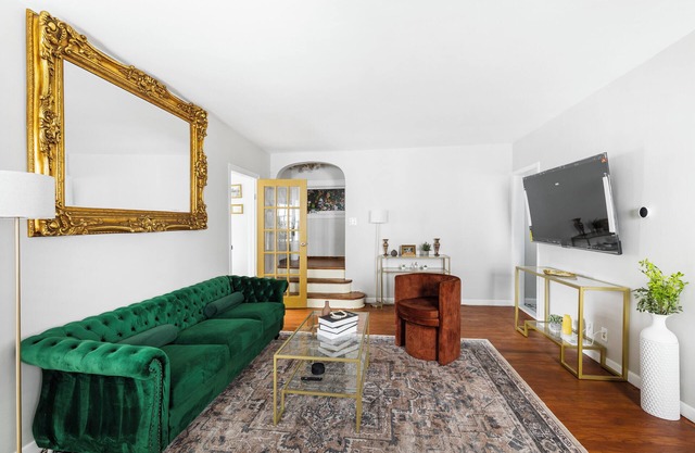 3BR w/Office+Basement/Utilities+Parking/Near LIRR