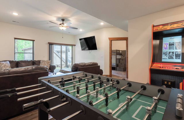 3BR WALK-IN ~ Near SDC ~ Game Room ~ 2 Pools ~ FREE TICKETS INCLUDED! (RR93A)
