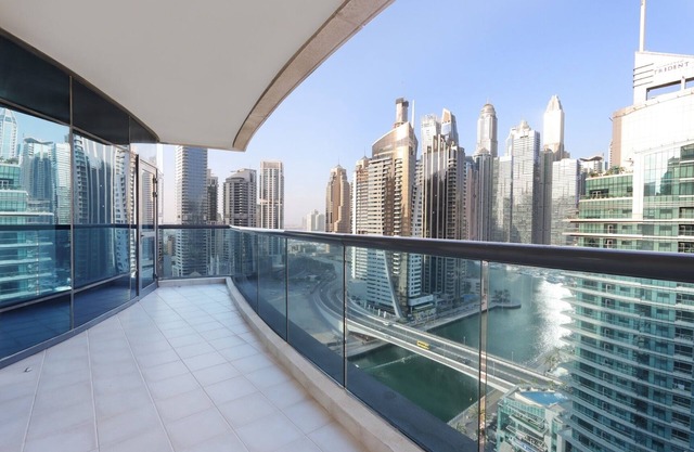 3BR with Marina Skyline Views, Near Mall & Metro