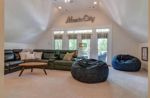 3mn to everything Nashville! Comfortably sleeps 12