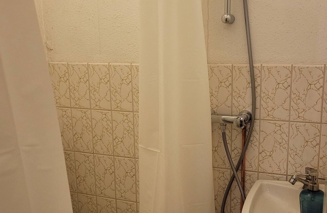 3mx2m studio near metro station van der Madeweg