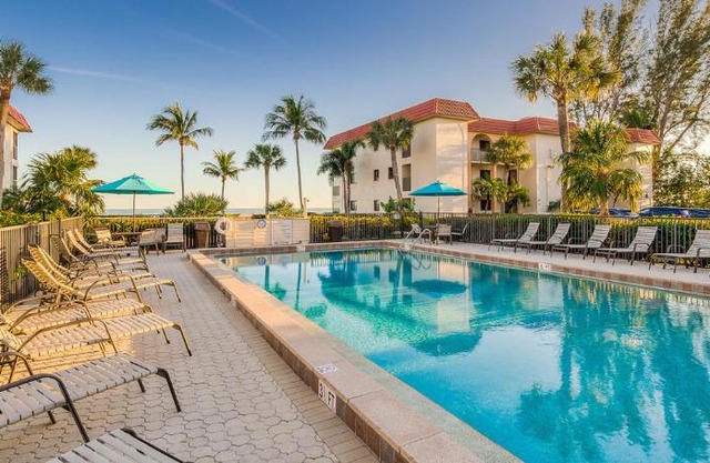 3rd floor Sanibel condo with enchanting beach views 4C3