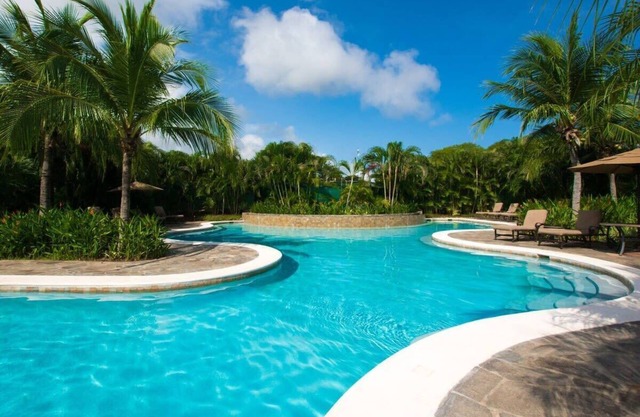 3rd-floor Space with modern decor recently renovated viewing over pool in Coco