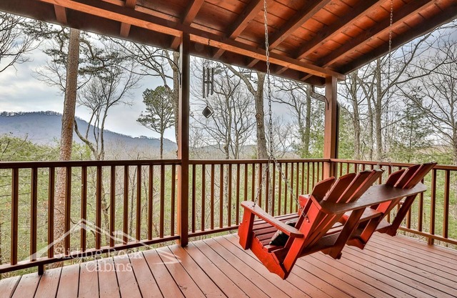 4/3.5 bath sleeps 8, pet friendly-fenced yard, WIFI, HOT TUB