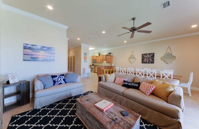 🌞 4.5 Bedroom 3 Bath townhome with 2 community pools 🏖️