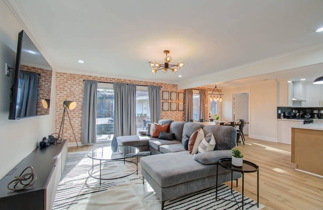 4-BD Central Location w Pool, Patio, Firepit