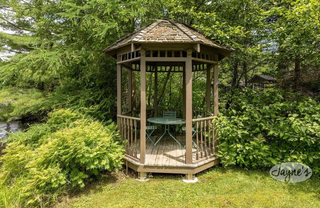 4 bdrm + loft! 3 bath. Cottage+Renovated Guest Cabin!