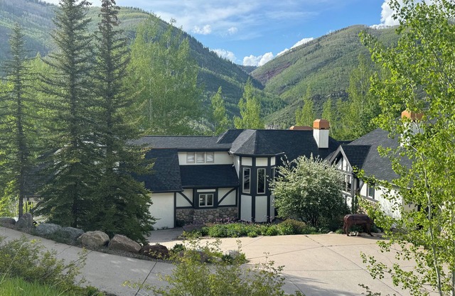 4 bdrm + loft, 4.5 bath West Vail Remodeled & Updated Mountain Tudor sleeps 13!