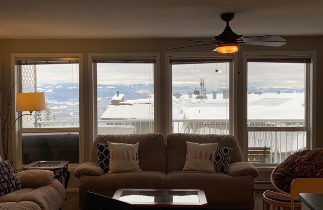 4 Bdrm - Ski in/Out Condo - Private Hot Tub! Quick walk to the Village