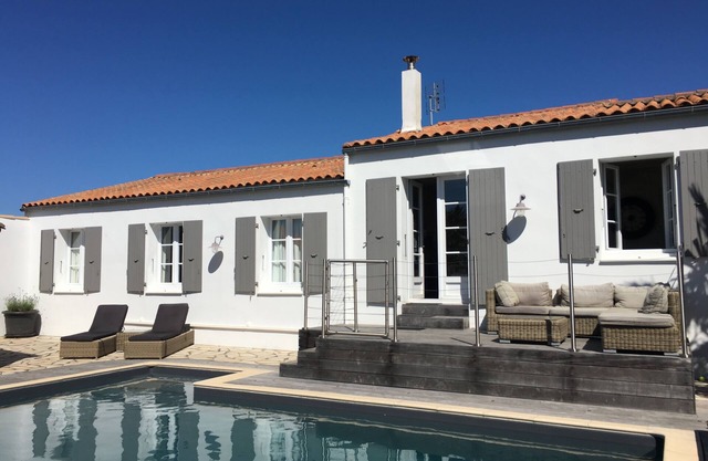 4 bed/2 bath house with heated pool in walled town of St Martin de Re