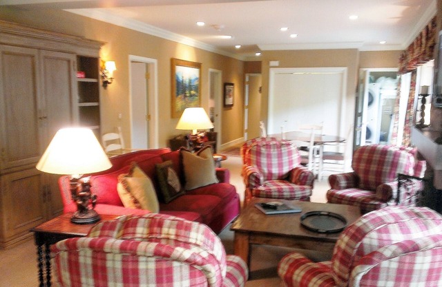 4 bed 4 bath, Large Deck Heart of Village 2 minutes to lifts Fireplace, Parking