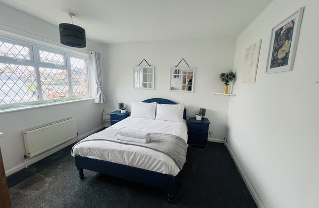 4 Bed Bungalow with hot tub , parking for 4 cars, large garden. Dog friendly.