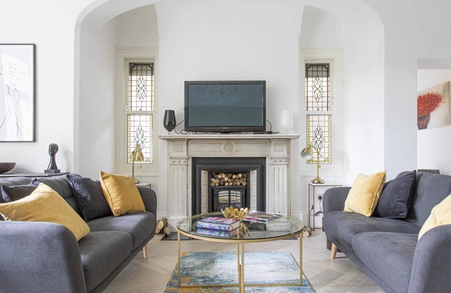 4-Bed Flat in West London, Sleeps 8, 8 min to Tube