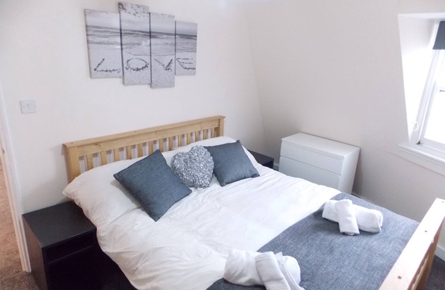 4 bed Grade II listed Apartment. 50 yds to Beach Sleeps 10, WiFi, great views