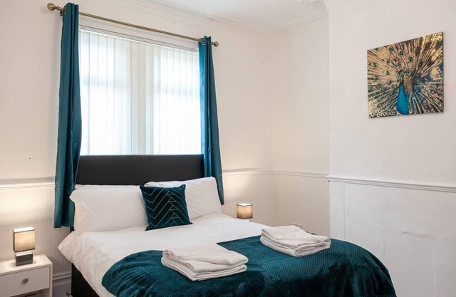 4 Bed House, Sleeps 9, Free Parking