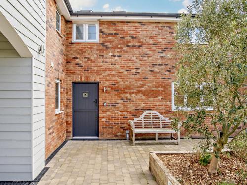 4 Bed in Newport 90249