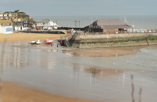 4 bed seaside let with parkingnCentral Broadstairs