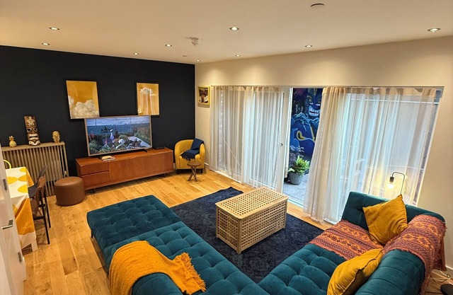 4 bed town house, hot tub, roof terrace, 10 min from city centre