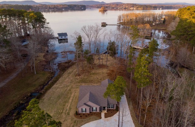 4 Bedroom 2 Bathroom Lake House Sleeps 10 on Lake Guntersville
