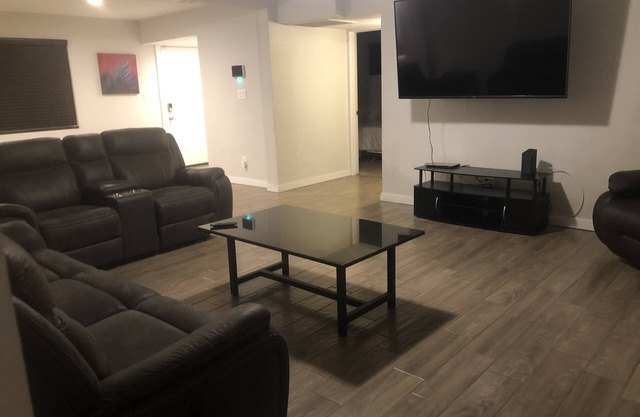4 bedroom 2bath Full kitchen 1764 sf home that can sleep 10 people
