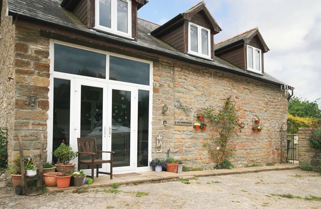 4 bedroom accommodation in Watton, near Bridport