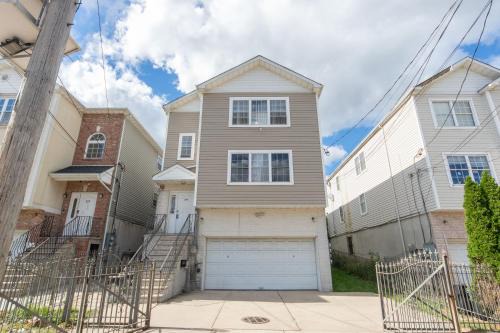 4 Bedroom-Airport Convient