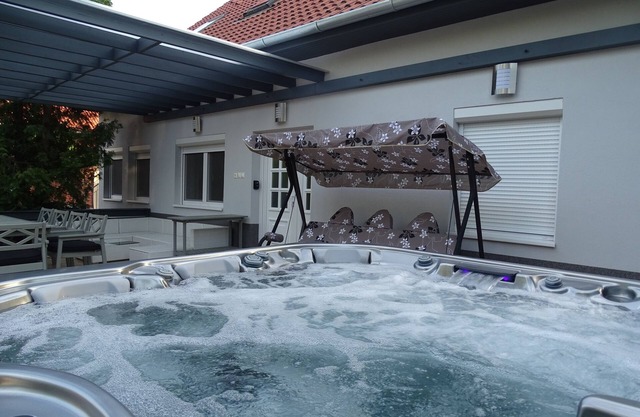 4 bedroom apartment with jakuzzi - 2 minutes from the beach