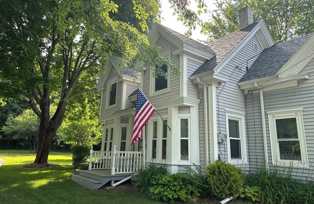 4 bedroom beautifully decorated 'Down East ' retreat!