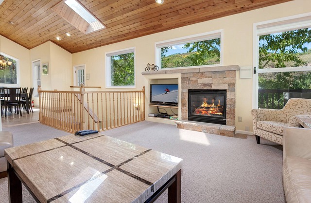 4 Bedroom + Bonus Room, Single Family Home, Huge Deck, Hot Tub, on the Bus Route