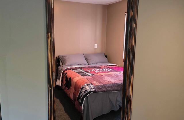 4-bedroom cabin in peaceful Nelsonville with AC, 500ft from Mountain bike trail