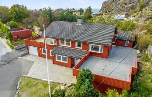 4 Bedroom Gorgeous Apartment In Hellvik