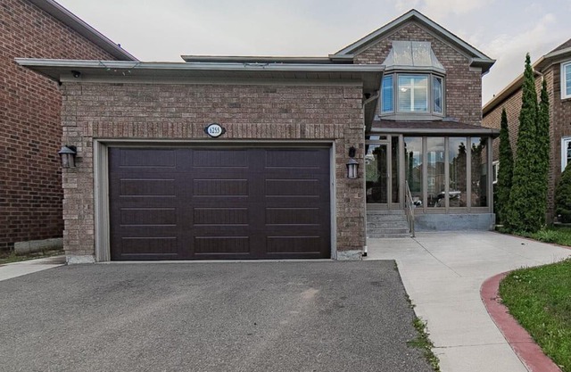 4-bedroom Home, 4-minutes walk from outlet plaza