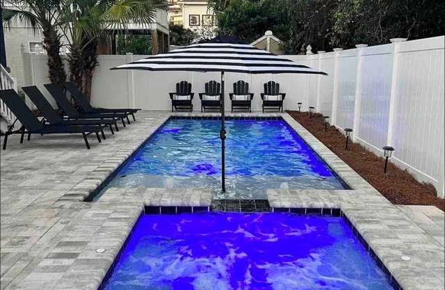 4-bedroom house, Heated Pool, Hot Tub, 6 person Golf Cart. 2 blocks from beach.