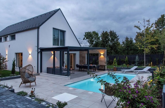 4-bedroom house in marvelous Balatonakarattya with pool, jacuzzi and sauna.