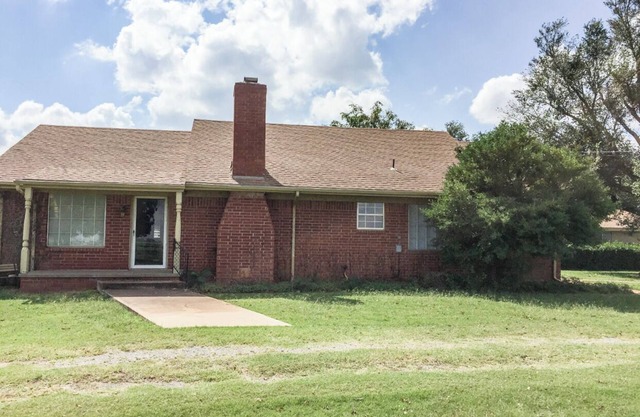 4-bedroom house close to Chickasha.