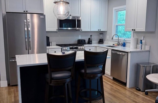 4-bedroom house in charming Woodbridge with WiFi, AC. Book now