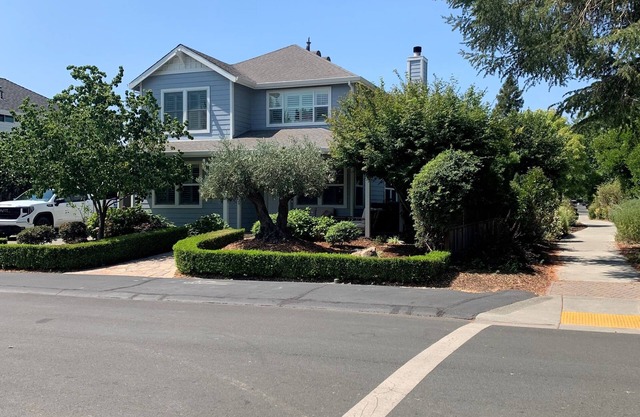 4-bedroom house in peaceful Yountville with AC, WiFi.