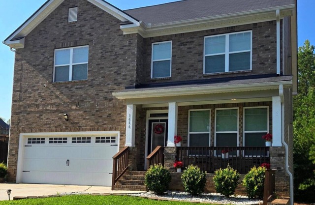 4-bedroom house in wonderful Conyers with AC, fitness room/pool table/bar