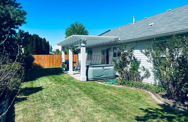 4 bedroom house near the Village at Meridian - Boise