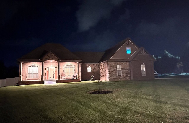 4-bedroom house sleeps 11 in peaceful Clarksville