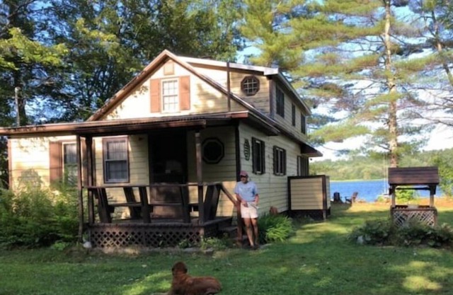 4-bedroom Lake-Front Cottage